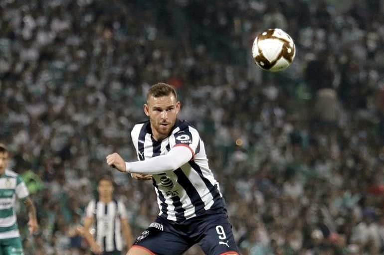 Santos fue intenso en cada jugada, tratando de cortar los avances del Monterrey.