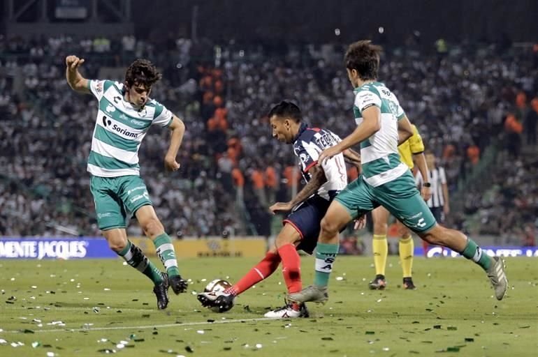 Santos fue intenso en cada jugada, tratando de cortar los avances del Monterrey.
