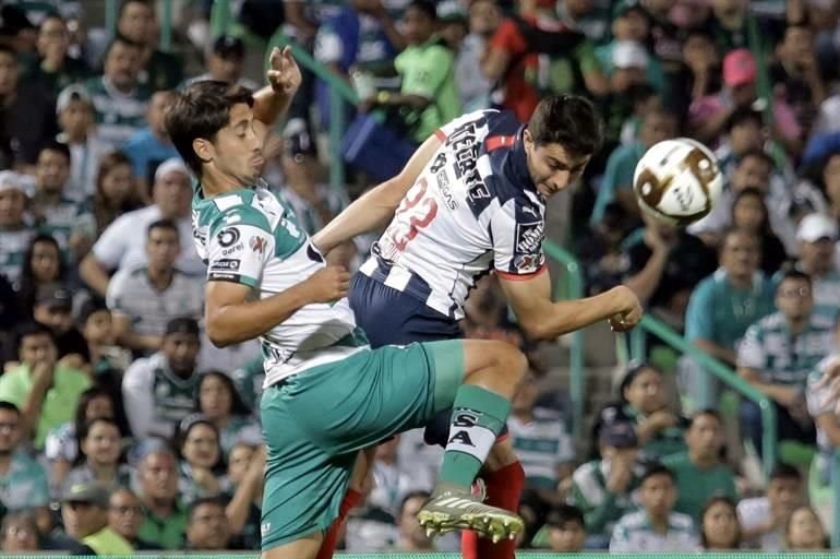 Santos fue intenso en cada jugada, tratando de cortar los avances del Monterrey.