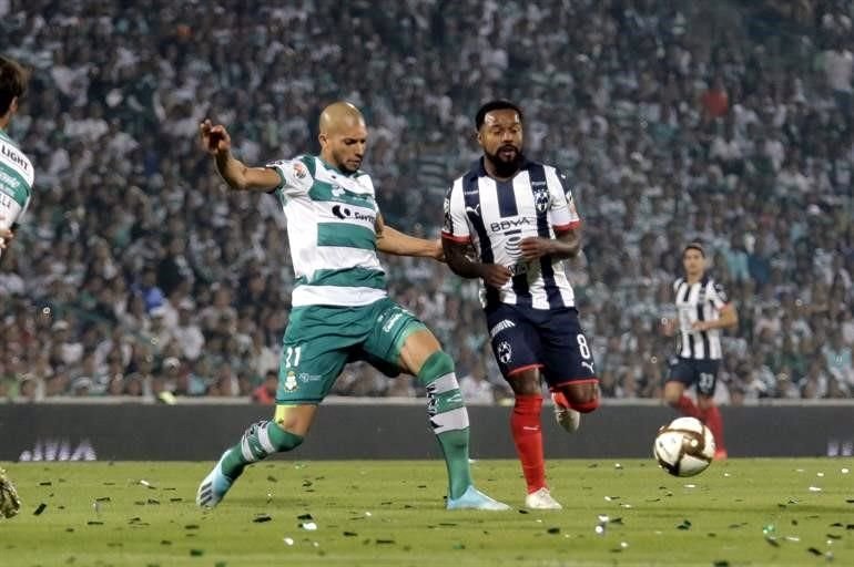 Santos fue intenso en cada jugada, tratando de cortar los avances del Monterrey.