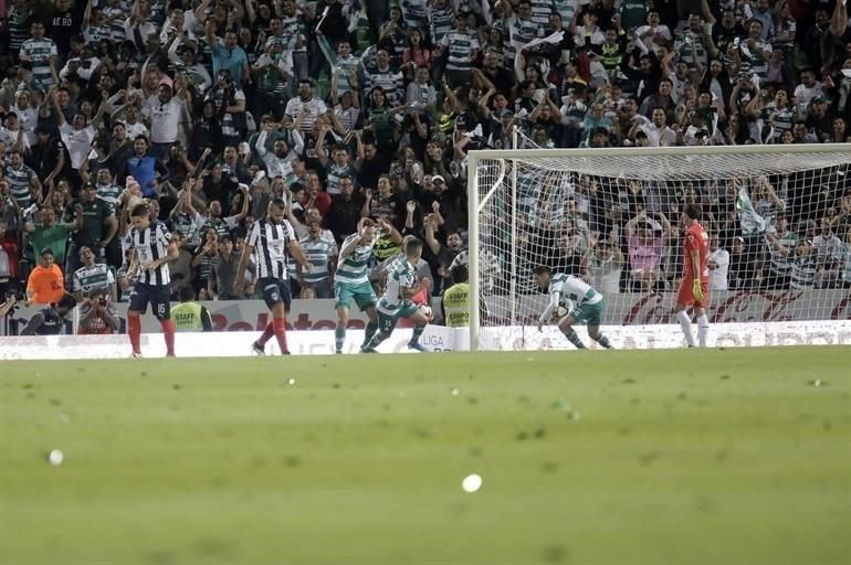 Brian Lozano se tuvo confianza desde afuera del área y le dio esperanza a Santos desde el 19'.