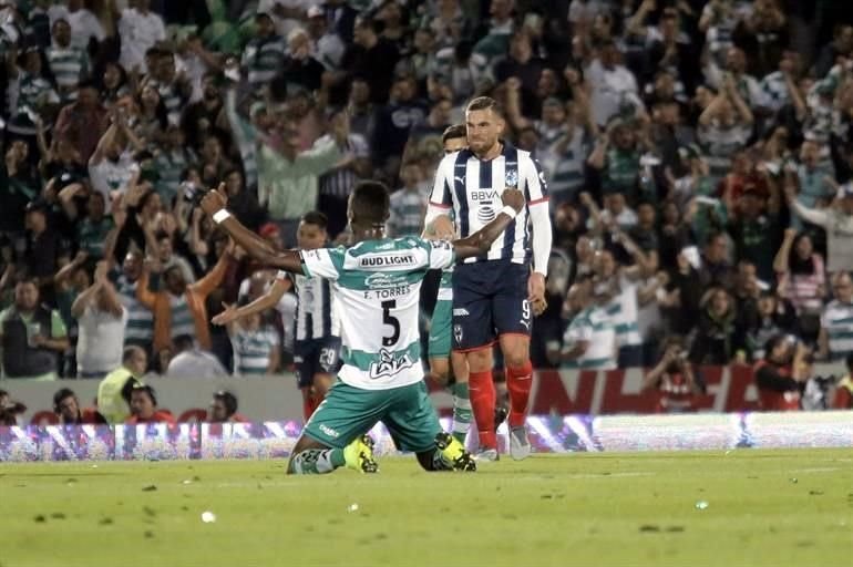Brian Lozano se tuvo confianza desde afuera del área y le dio esperanza a Santos desde el 19'.