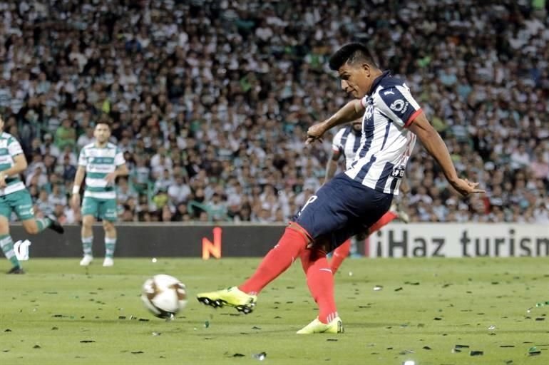 Pero Rayados en el segundo tiempo calmó los ánimos en el Estadio TSM Corona con el centro de Gallardo que remató Vincent Janssen al 57' para el empate, 1-1.