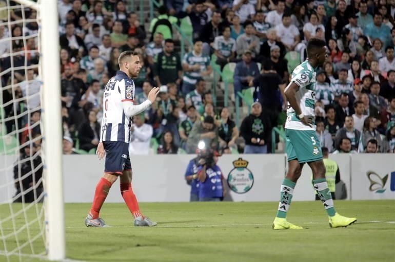 El árbitro Luis Enrique Santander revisó la jugada en el VAR, por un aparente fuera de juego en el remate de Janssen.