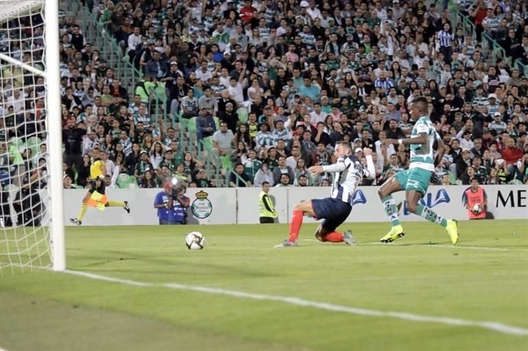 Pero Rayados en el segundo tiempo calmó los ánimos en el Estadio TSM Corona con el centro de Gallardo que remató Vincent Janssen al 57' para el empate, 1-1.