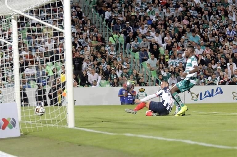 Pero Rayados en el segundo tiempo calmó los ánimos en el Estadio TSM Corona con el centro de Gallardo que remató Vincent Janssen al 57' para el empate, 1-1.