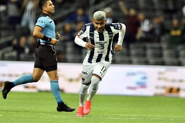 El mexicano tomó un rebote fuera del área y sacó un zurdazo que se desvió en la defensa, para marcar el 1-0.