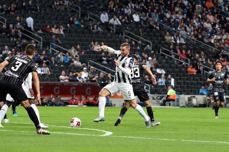 El holandés Vincent Janssen fue insistente en el ataque.