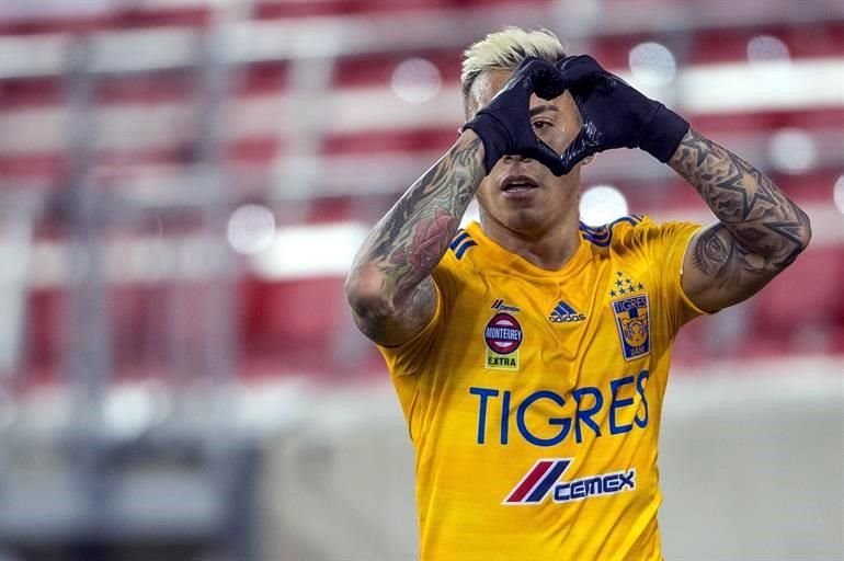 El chileno aprovechó un rebote del arquero para adelantar a los felinos.