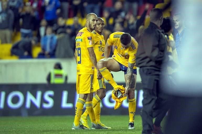 Al final del duelo, un aficionado ingresó a la cancha para buscar a Gignac, quien le regaló su short.