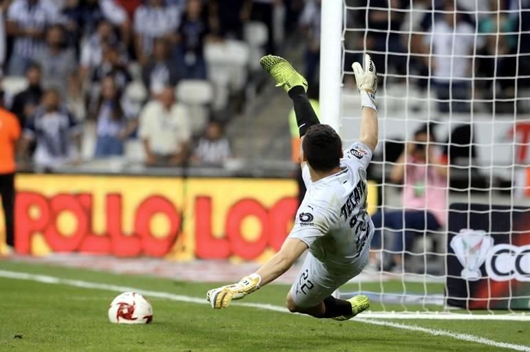 Luis Cárdenas estuvo cerca de atajar más de un penal.