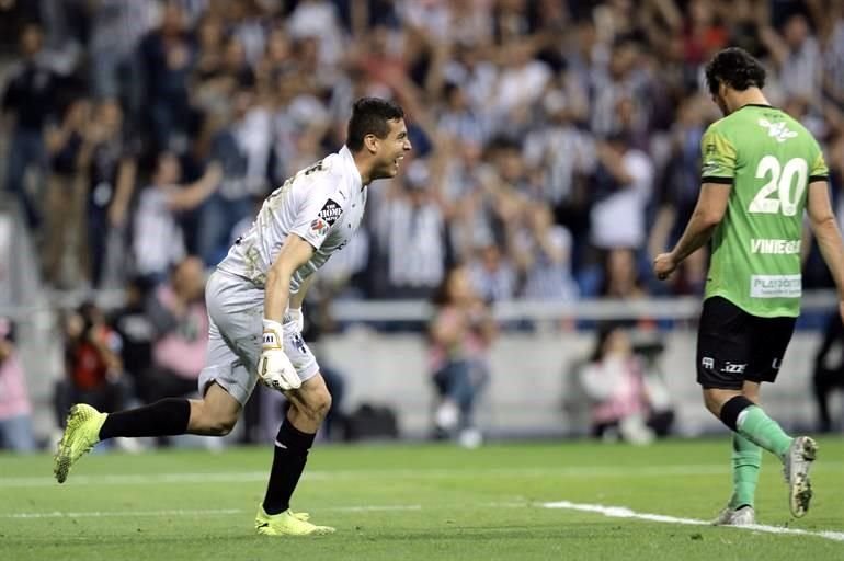 Manuel Viniegra, ex jugador de Tigres, fue quien falló el último y definitivo penal, al estrellarlo en el travesaño.
