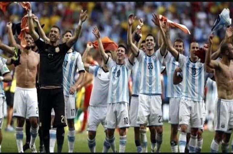 En el 2014 fue convocado por Alejandro Sabella a la Selección de Argentina para eliminatorias y el Mundial de Brasil.