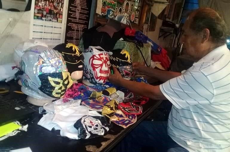 José Asunción Camacho Rangel, conocido como 'La Zaeta', tiene 60 años haciendo máscaras y equipos de lucha. Hoy también entró a la moda de los tapabocas.