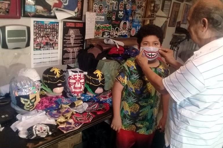 A 70 pesos vende los cubrebocas La Zaeta con imágenes de luchadores.