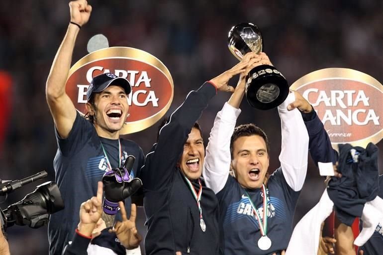 Rayados repetiría el título liguero el 5 de diciembre 2010, luego de vencer al Santos en una remontada histórica en el Tecnológico. Luego de caer 3-2 en la ida, el Monterrey se repuso y goleó 3-0.