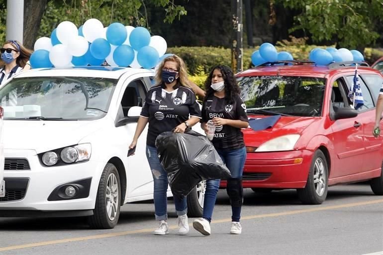 Los aficionados de Rayados celebraron el 75 Aniversario del club participando en una caravana.
