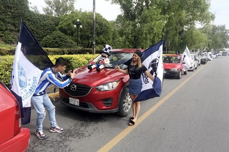 Los aficionados de Rayados celebraron el 75 Aniversario del club participando en una caravana.