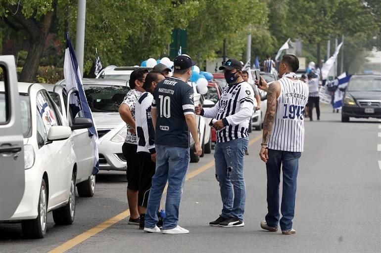 Los aficionados de Rayados celebraron el 75 Aniversario del club participando en una caravana. Iniciaron en Cervecería.