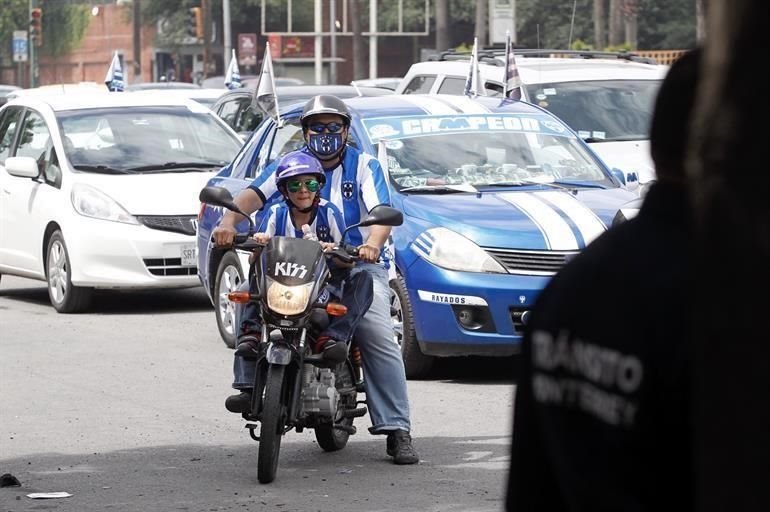 Algunos aficionados participaron en la caravana en motocicletas.