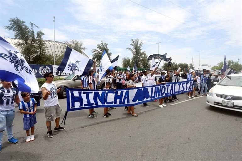Los aficionados albiazules no quisieron fallar a la fiesta afuera del Estadio BBVA.