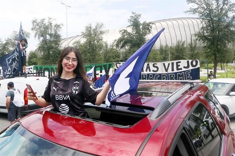 Los aficionados albiazules no quisieron fallar a la fiesta afuera del Estadio BBVA.