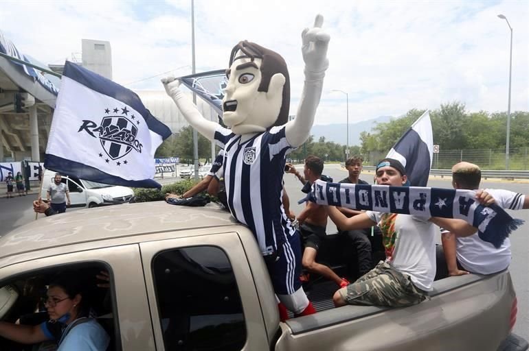 Hasta botargas aparecieron para festejar a Rayados.