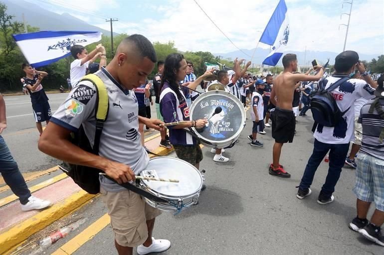 La música no faltó para entonar los cánticos del Monterrey.