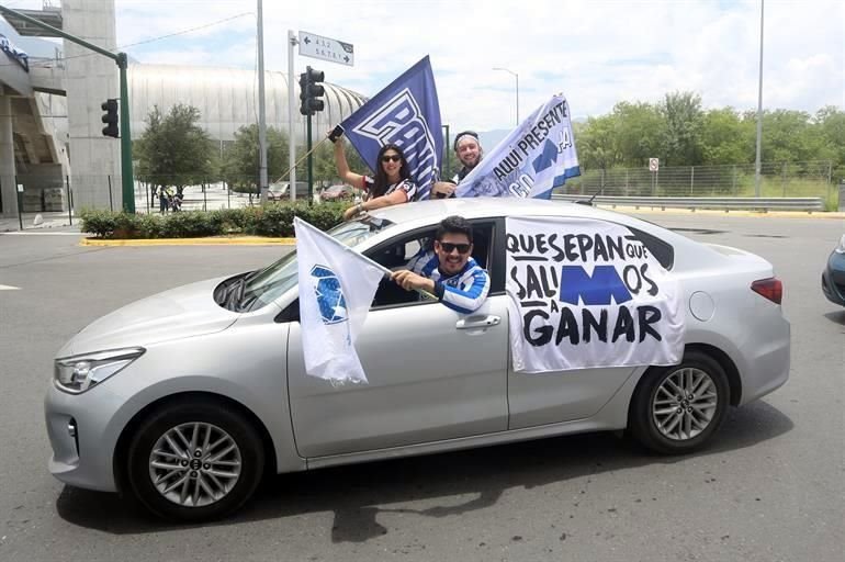 Los fans se mostraron orgullosos de su club y sus colores.