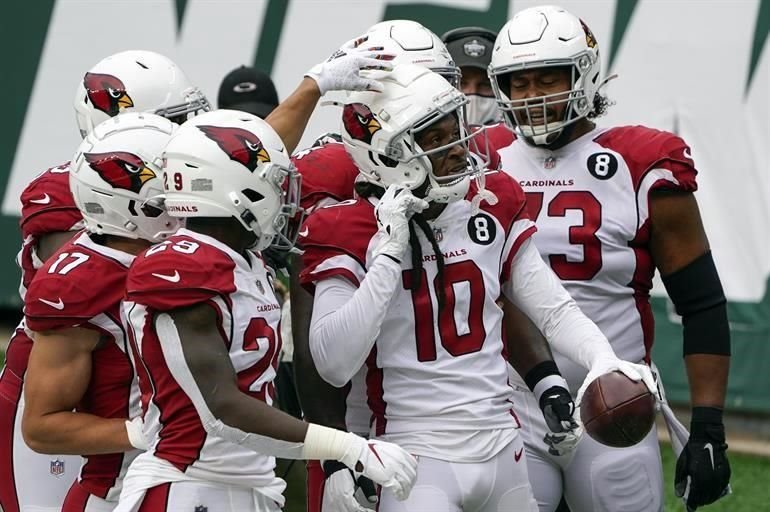 El mariscal de campo Kyler Murray (10) mandó un pase de anotación y dirigió a Cardenales de Arizona al triunfo por 10-30 sobre Jets de Nueva York, que siguen sin ganar en el campeonato.