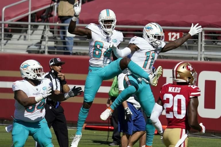 Ryan Fitzpatrick lanzó para 350 yardas y tres TD y Delfines enviaron al campeón defensor de la NFC, 49s de San Francisco, a su tercera derrota consecutiva en casa, tras el triunfo por 43-17.