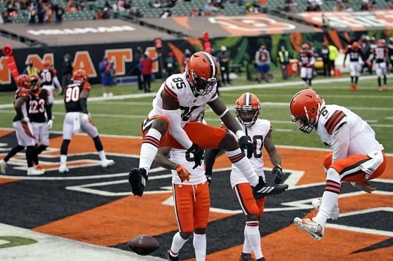 Baker Mayfield lanzó 5 pases de TD, incluyendo uno de 24 yardas a Peoples-Jones para aventajar a 15 segundos del final, y Cleveland (5-2) venció 37-34 a Cincinnati (1-5-1).