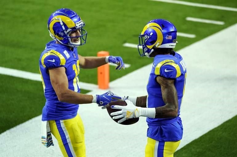 Josh Reynolds y Gerald Everett atraparon pases de touchdown de Jared Goff y los Carneros de Los Ángeles (5-2) ganaron un duelo de defensivas dominantes por 24-10 a los Osos de Chicago (5-2). 