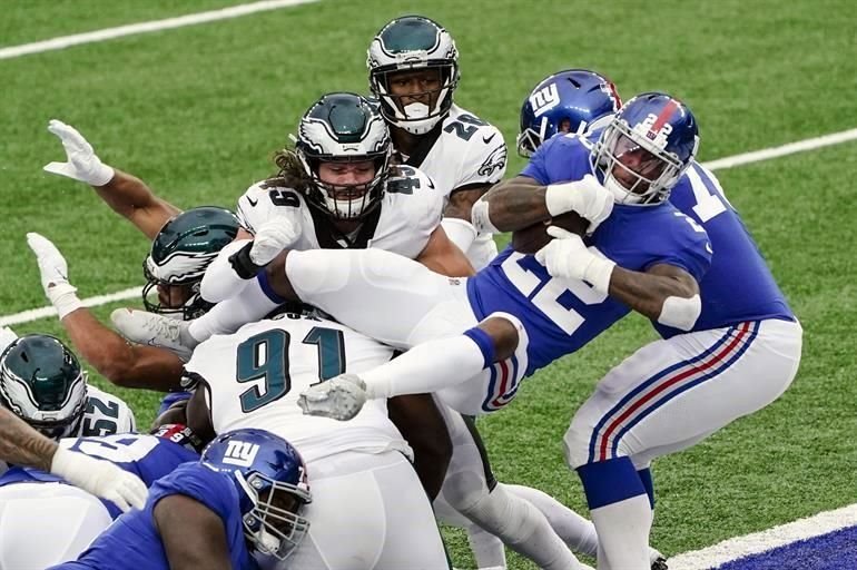 Daniel Jones lanzó para 244 yardas y corrió para un touchdown, Wayne Gallman Jr. aportó dos anotaciones por tierra y los Giants derrotaron 27-17 a los Eagles de Filadelfia.