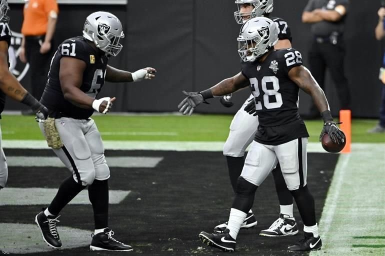 Josh Jacobs corrió para 112 yardas y dos touchdowns para ayudar a los Raiders de Las Vegas a vencer 37-12 a los Broncos de Denver.