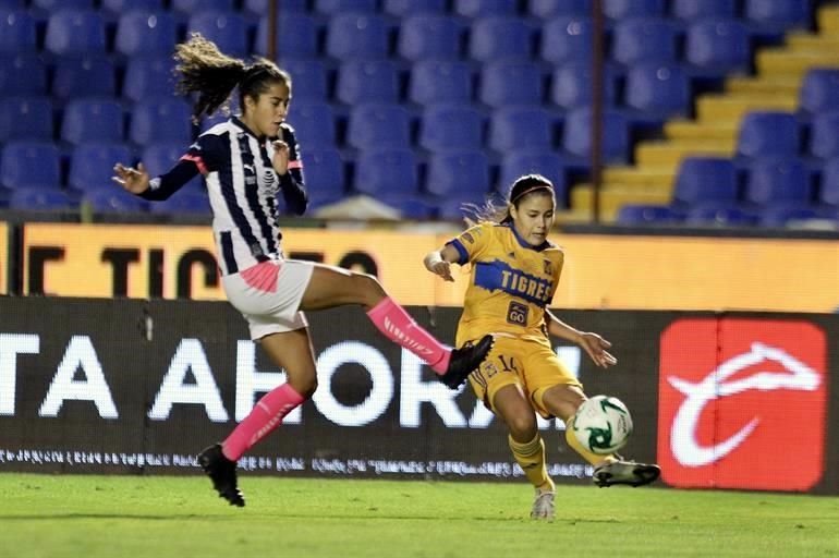 En el primer tiempo Tigres Femenil estuvo encima del arco del Monterrey, pero no pudo anotar.