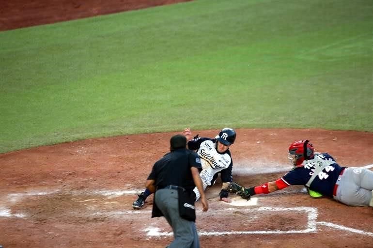Los Sultanes tomaron la delantera en el arranque de los playoffs del Pacífico al imponerse 3-2 a Mexicali en el Estadio Monterrey. Observa las imágenes.