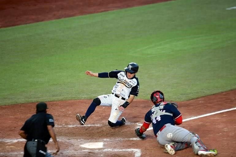 Los Sultanes tomaron la delantera en el arranque de los playoffs del Pacífico al imponerse 3-2 a Mexicali en el Estadio Monterrey. Observa las imágenes.