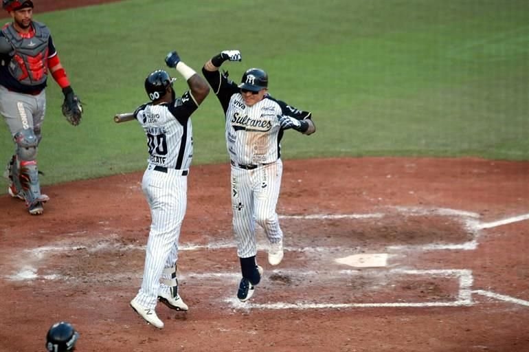 Los Sultanes tomaron la delantera en el arranque de los playoffs del Pacífico al imponerse 3-2 a Mexicali en el Estadio Monterrey. Observa las imágenes.