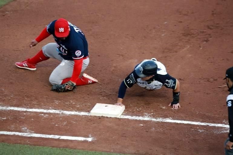 Los Sultanes tomaron la delantera en el arranque de los playoffs del Pacífico al imponerse 3-2 a Mexicali en el Estadio Monterrey. Observa las imágenes.