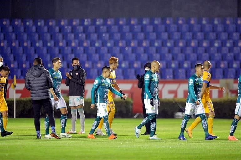 Al inicio se hizo pasillo para ambos equipos.