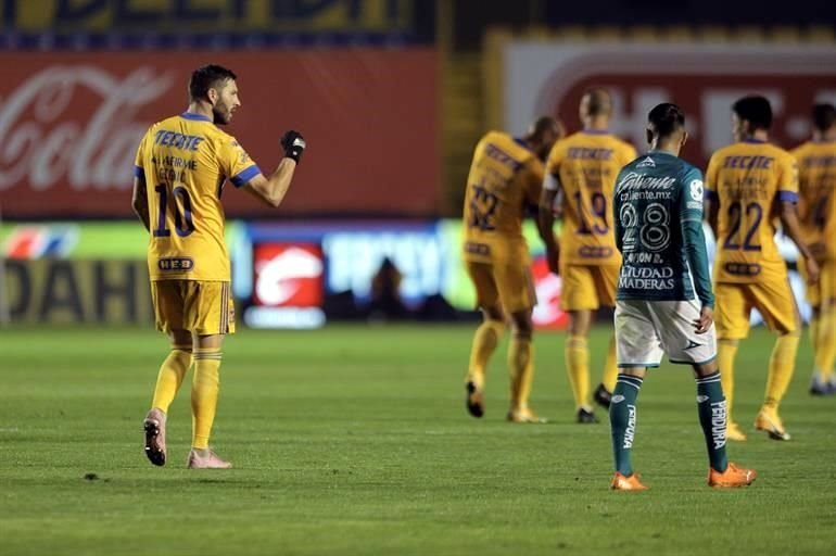 Gignac marcó el 1-0 en tiro directo.