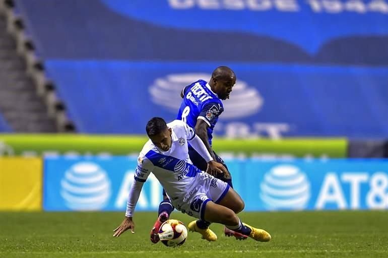 Salvador Reyes le gana el balón a Dorlan Pabon.