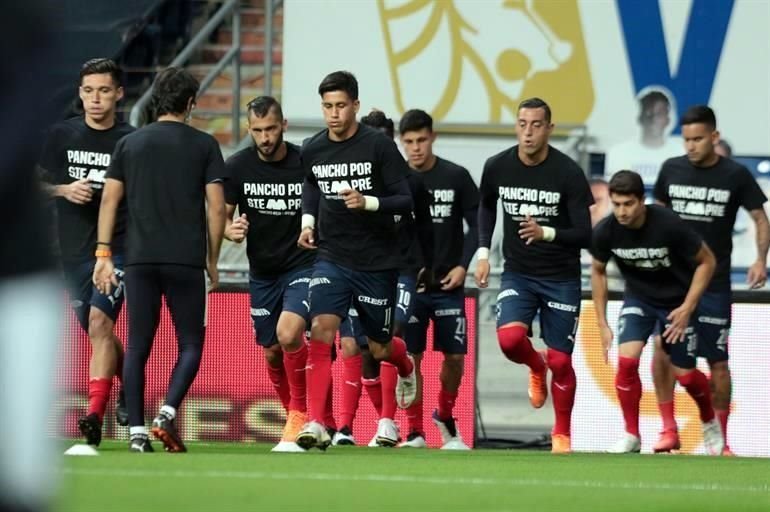 Los jugadores saltaron a la cancha con una playera en memoria de Francisco Avilán.