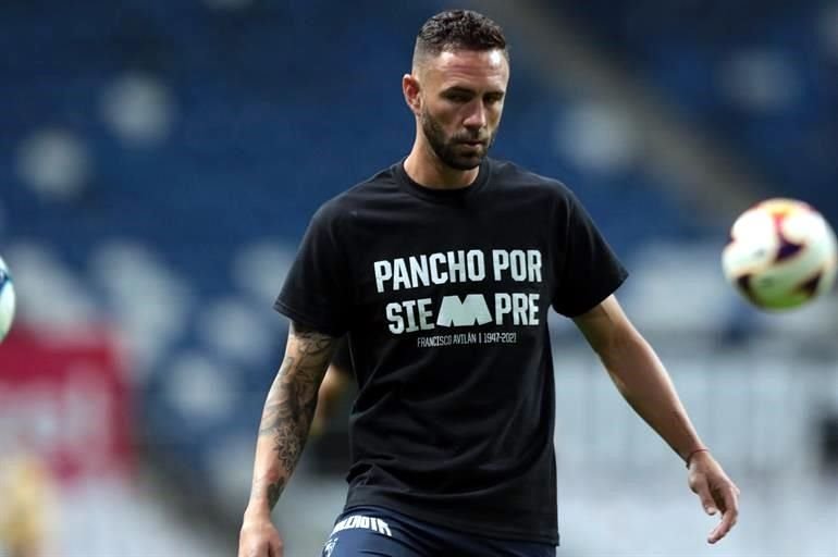 Los jugadores saltaron a la cancha con una playera en memoria de Francisco Avilán.