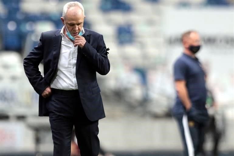 Por momentos el 'Vasco' se mostraba inquieto ante las fallas del equipo.