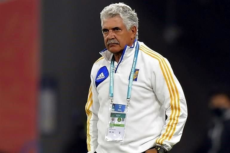 Ricardo Ferretti estuvo al filo de su área dando indicaciones.