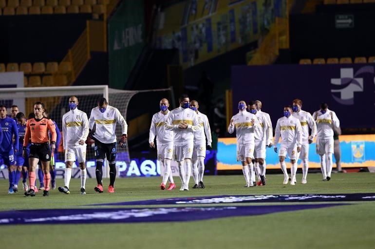 Así saltaron los Tigres al partido, con chaquetín de lujo.
