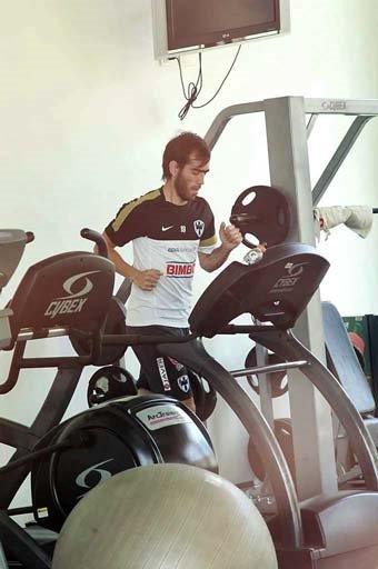 César Delgado, quien se recupera de lesión, hizo trabajo en el gimnasio.
