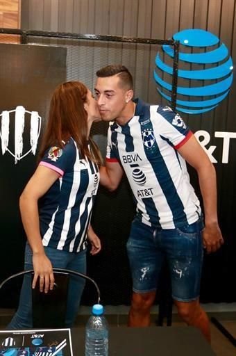 Tienen albiazules firma de autógrafos en la que sus fans se van bien 'rayados'.